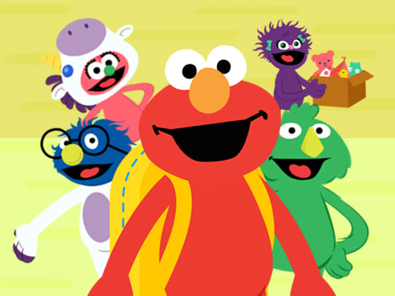 Elmo con mochila y amigos de escuela en el fondo 