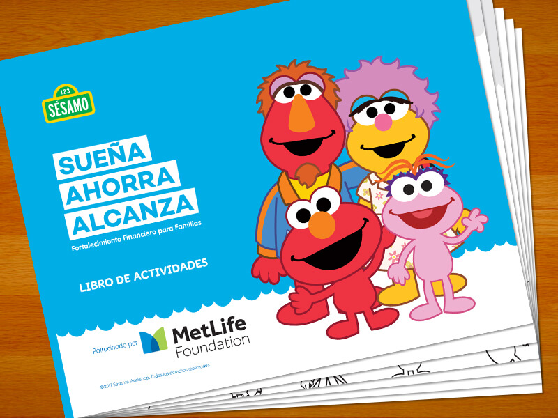 Elmo, sus padres y Lola sonriendo. 