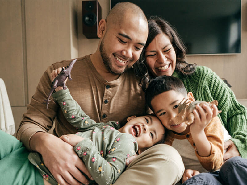 Una familia sonriendo en casa