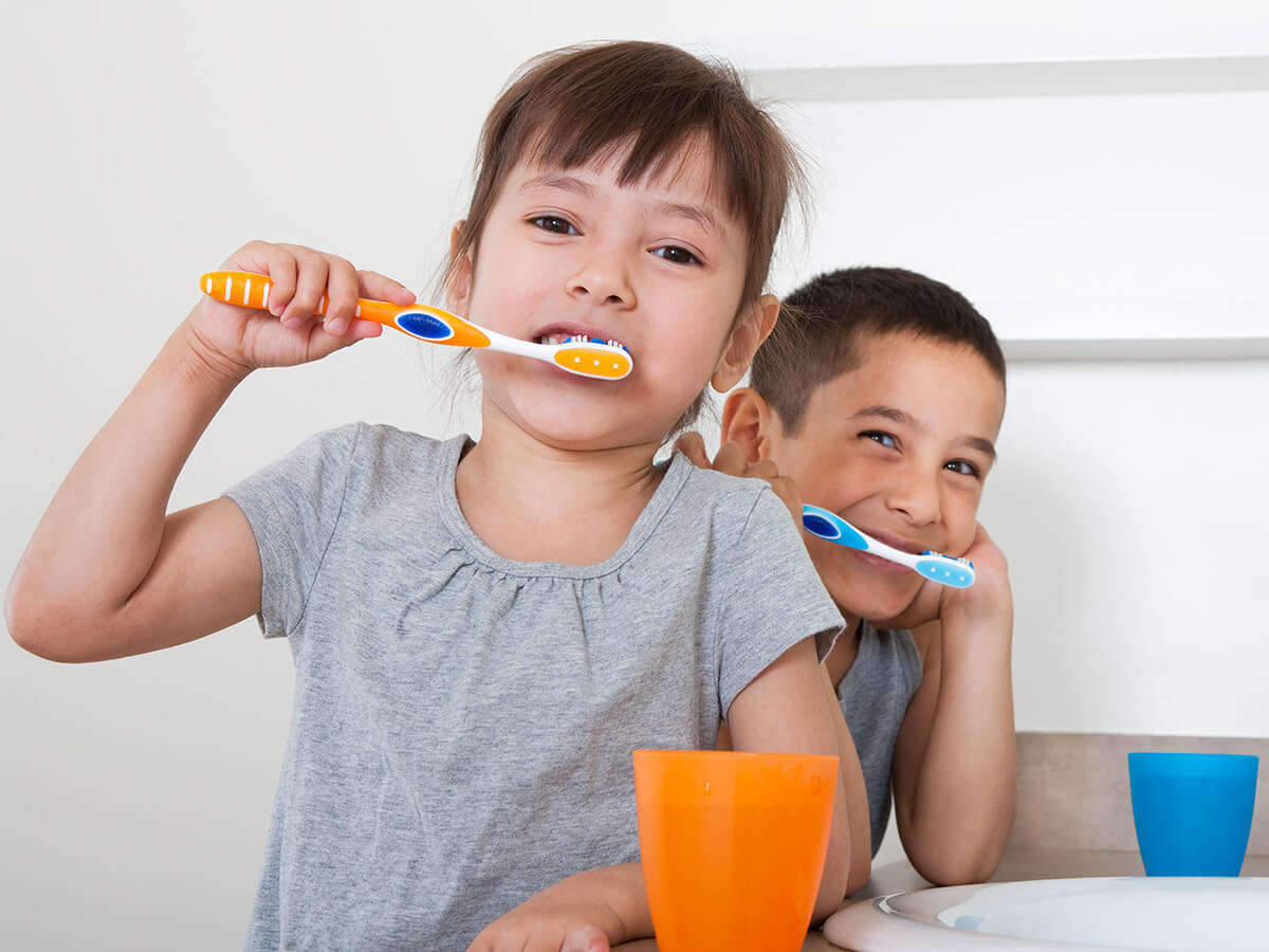  niños cepillando los dientes