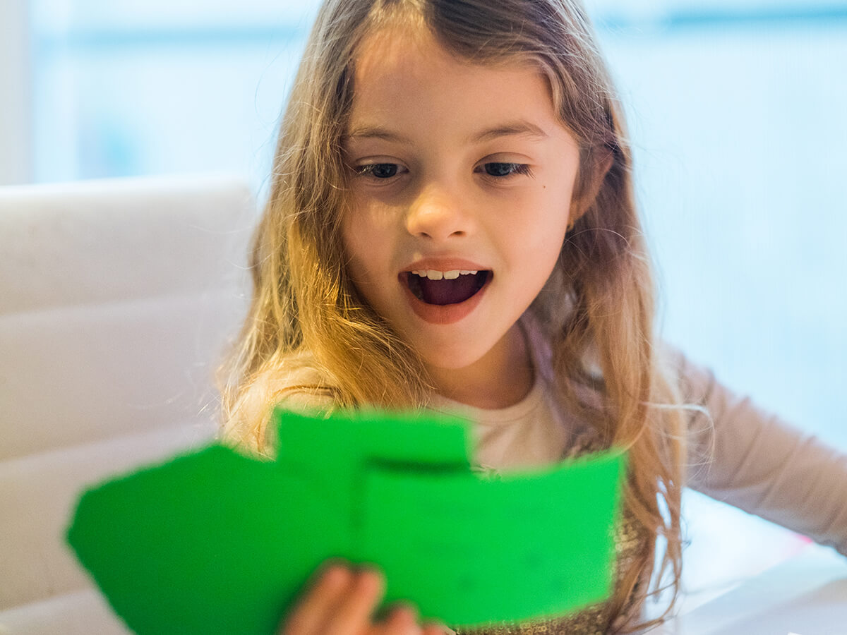 niña sorprendida