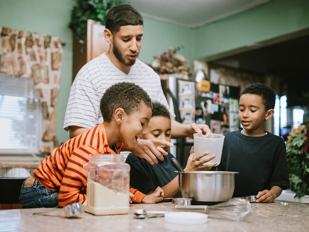 uma família cozinhando juntos