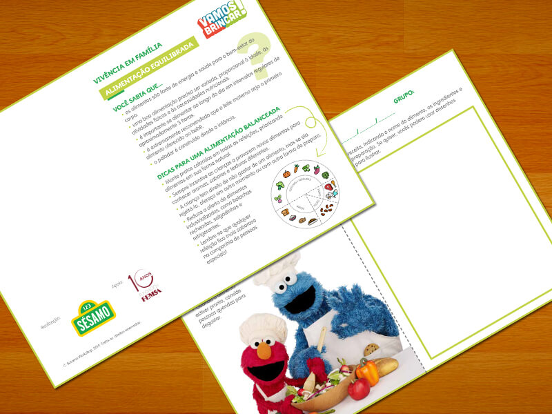 Come come e elmo  vestidos como chefs e sorrindo