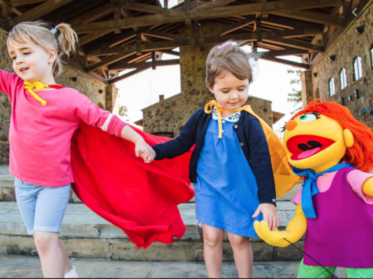 Niñas en disfraze de superhero con Julia