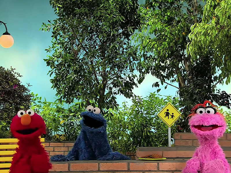 elmo, comegalletas y lola jugando