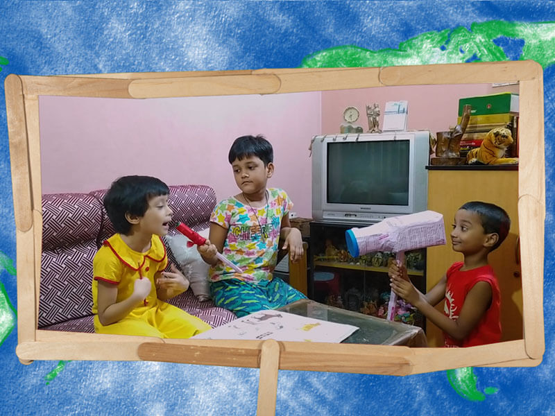 Tres niños jugando en casa