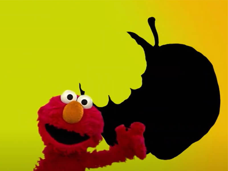 Elmo con una manzana