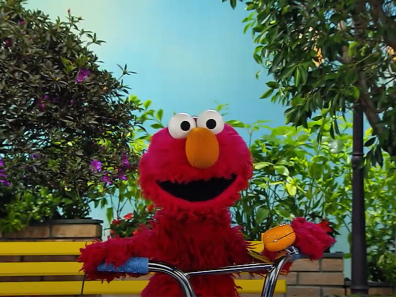 Elmo haciendo ejercicio