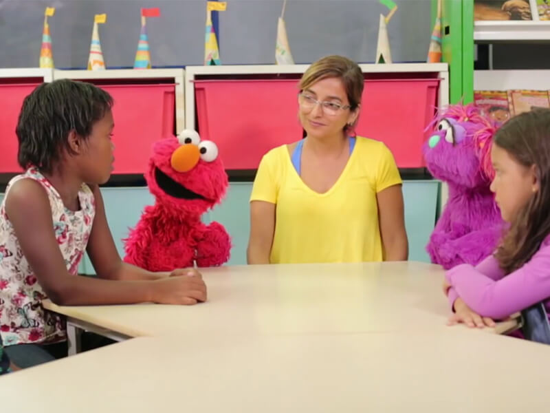 Elmo con maestras