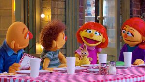 Julia y su familia comen pizza 