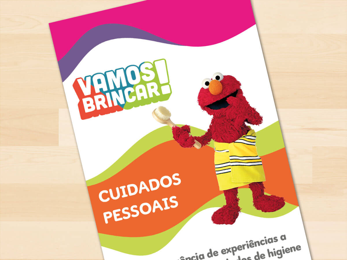 Elmo lavando sus dientes