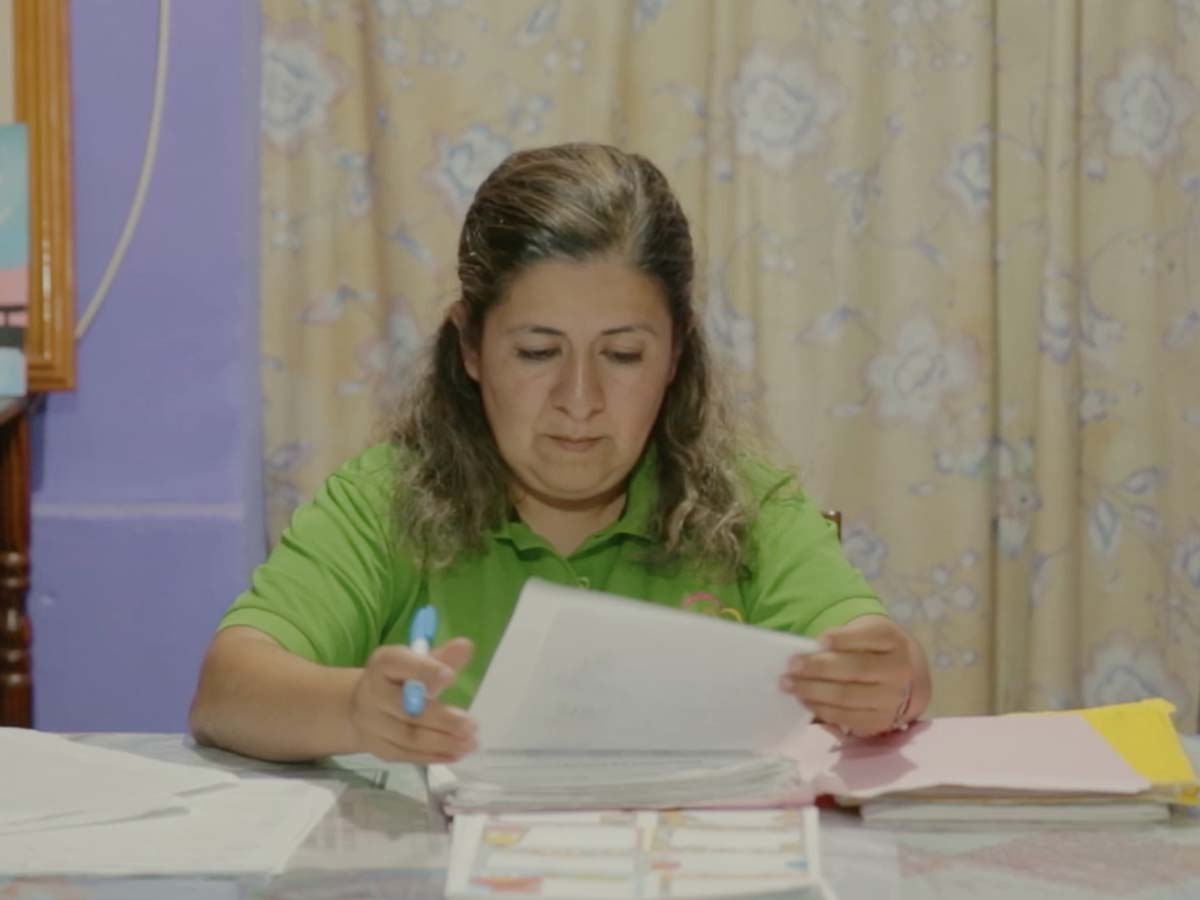 Sara Dominguez trabajando en su escritorio