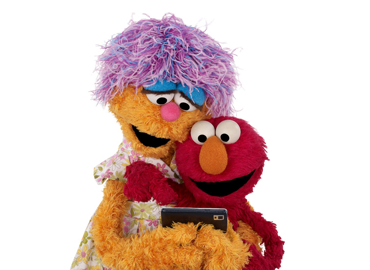 Mae y Elmo abrazando 